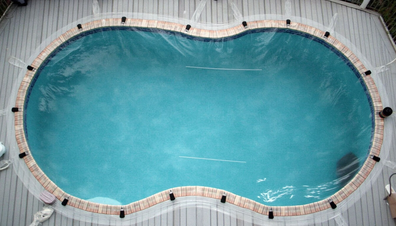 Découvrez comment réaliser l’hivernage de votre piscine étape par étape : conseils pratiques, astuces et solutions pour protéger votre bassin durant l’hiver et faciliter la remise en route au printemps.